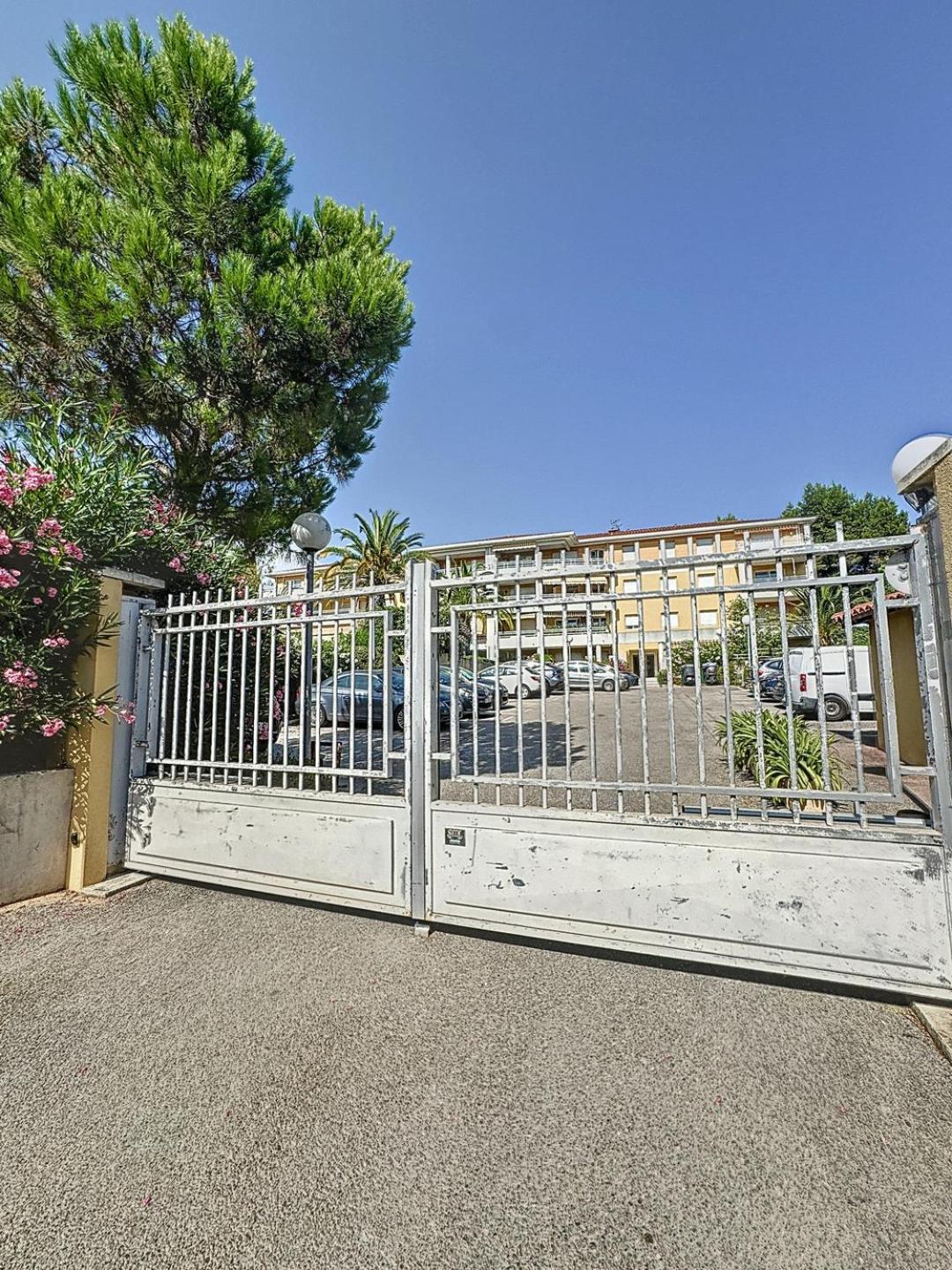 Appartement 3 Pieces Paisible Parking Et Piscine