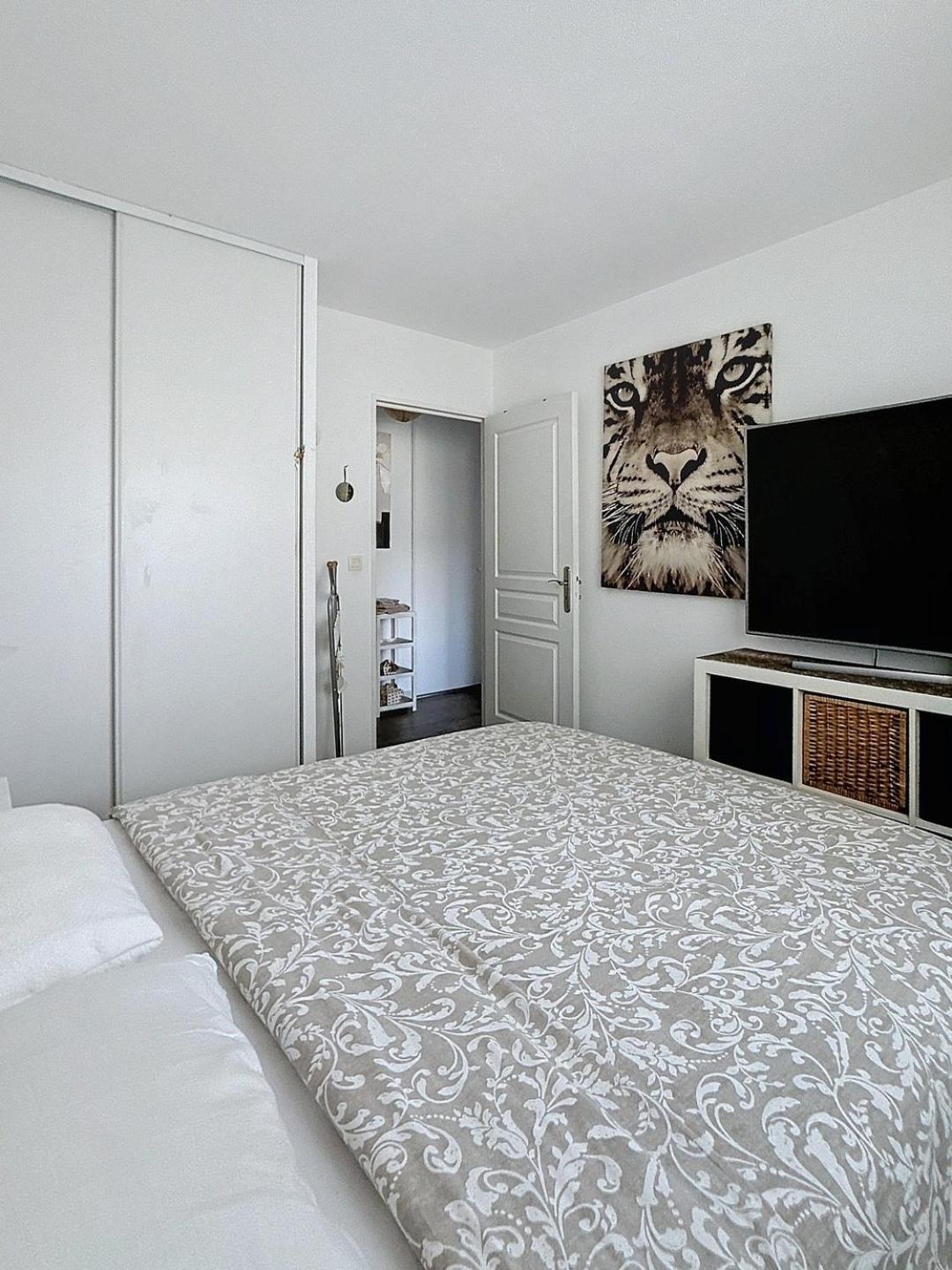Appartement 3 Pieces Paisible Parking Et Piscine
